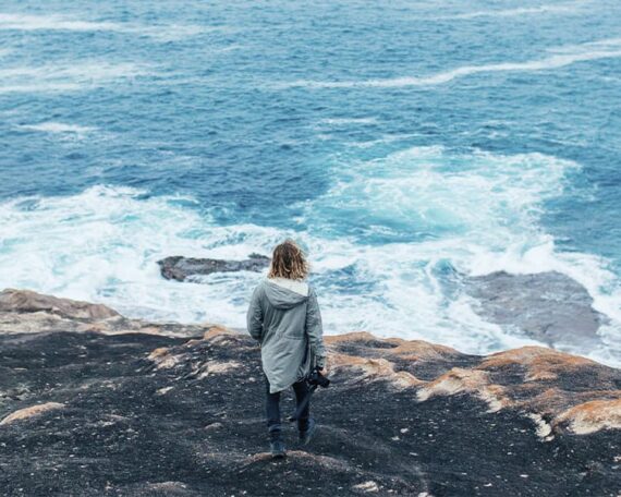 Ein Mädchen am Meer