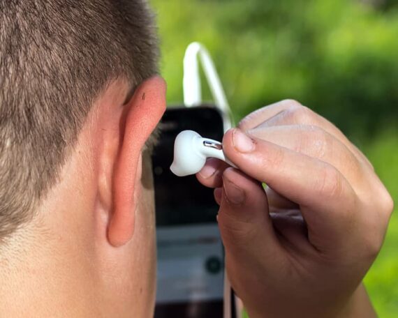 Ein Ohrhörer in der Nähe des Ohrs