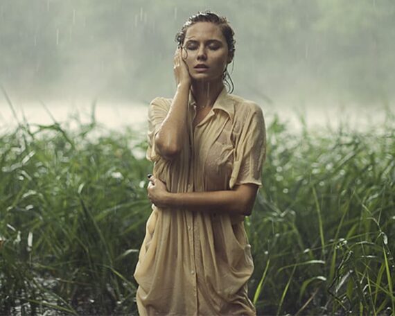 Ein Mädchen im Regen